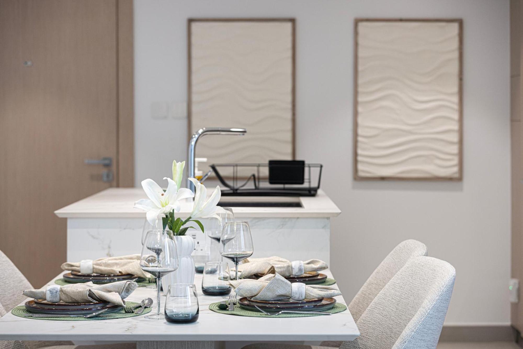 High-end 1br-panoramic Views, Pool With Burj Khalifa View, Padel & Rooftop Bbq Experience By Aya Boutique Apartment *