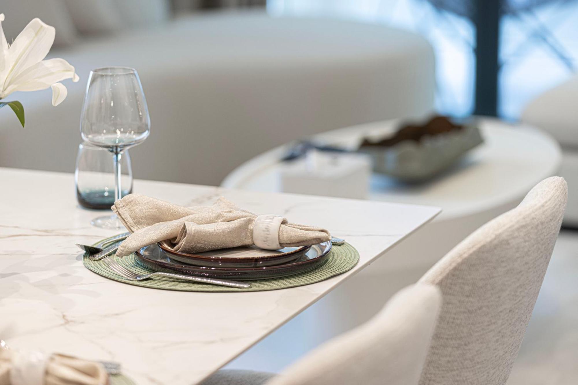 High-end 1br-panoramic Views, Pool With Burj Khalifa View, Padel & Rooftop Bbq Experience By Aya Boutique Apartment Dubai
